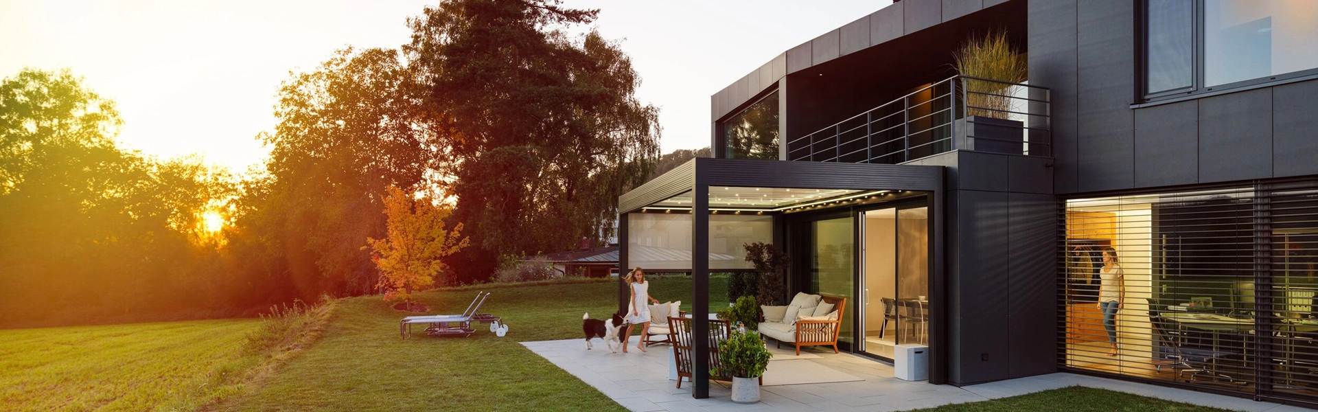Lamellen overkapping bij zonsondergang kind en hond die samen spelen
